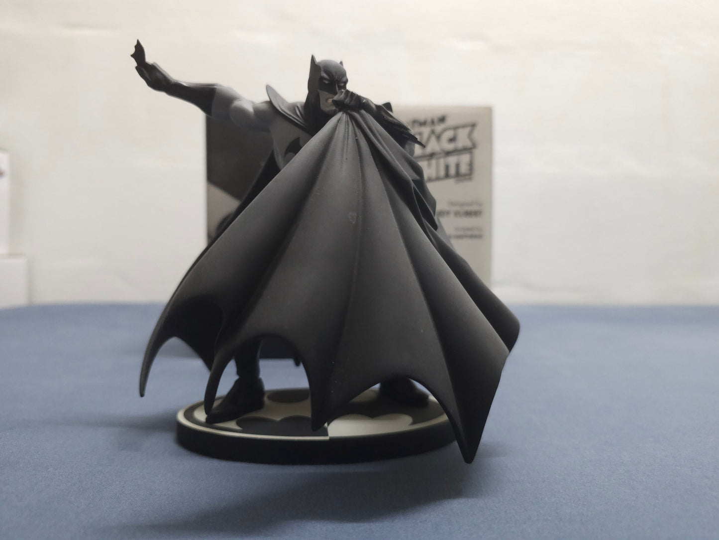Batman Black & White Statue: Andy Kubert
