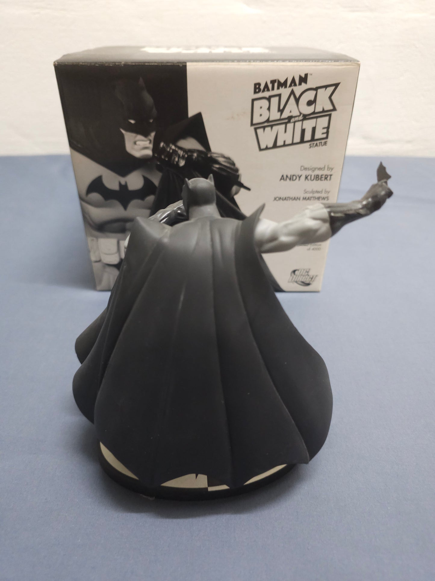 Batman Black & White Statue: Andy Kubert