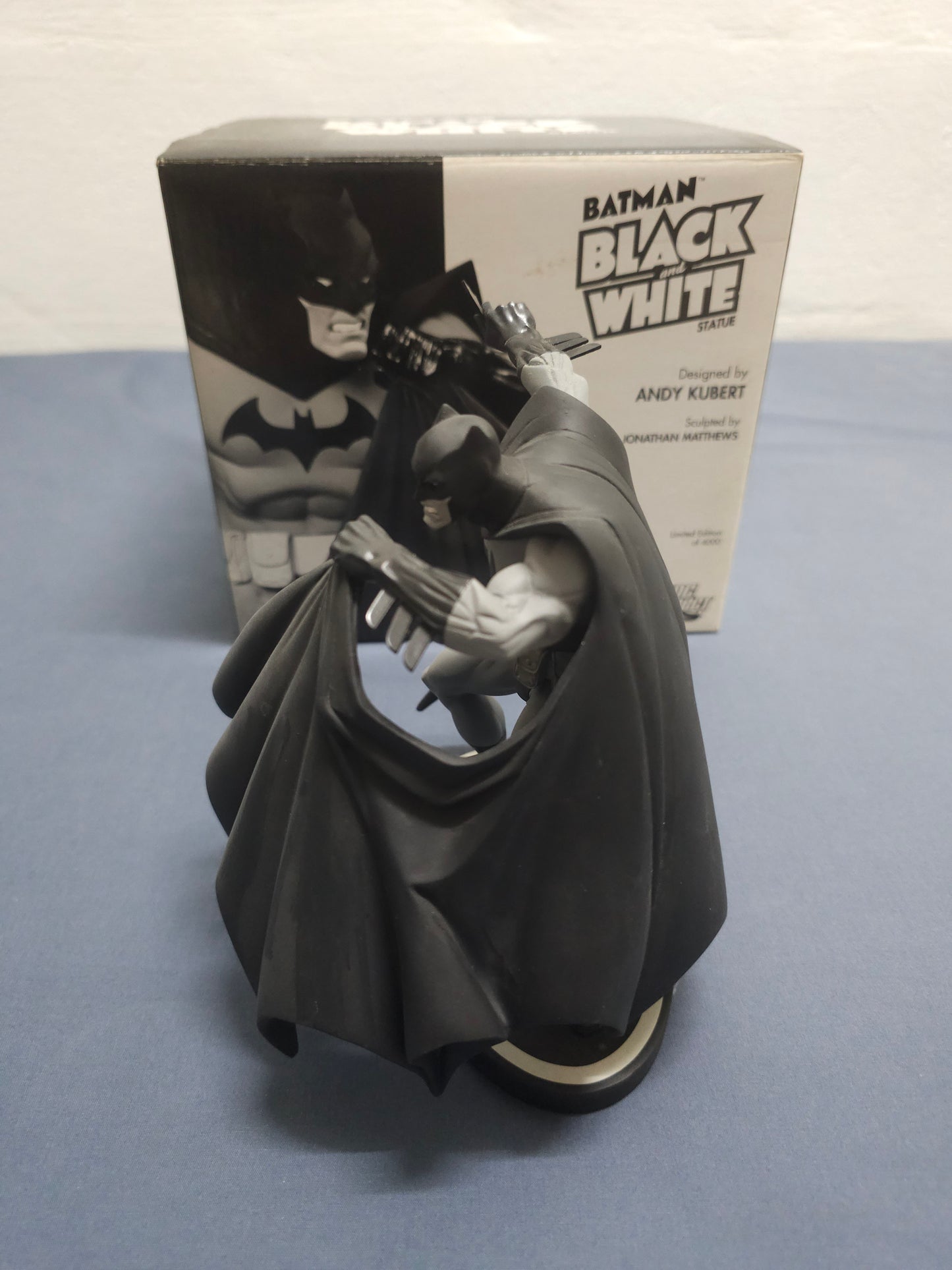 Batman Black & White Statue: Andy Kubert