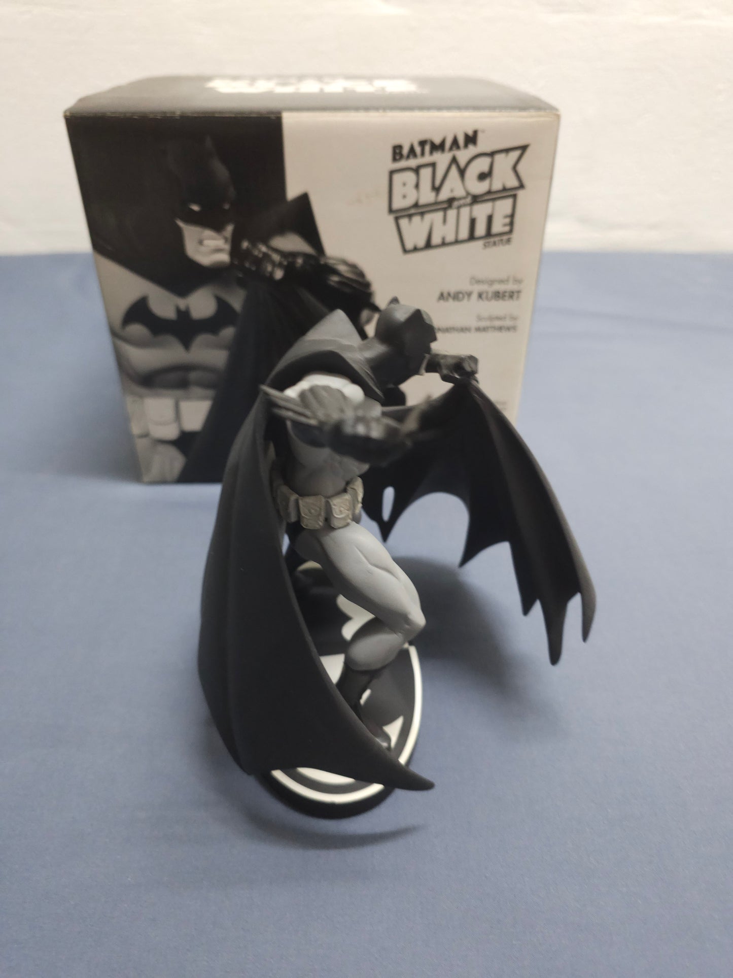 Batman Black & White Statue: Andy Kubert