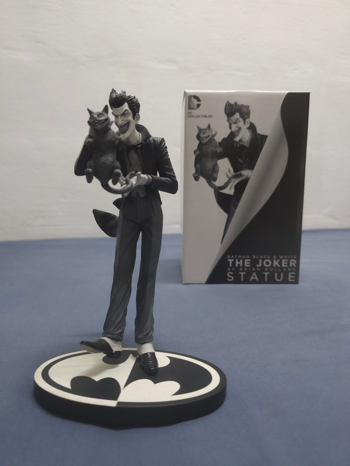 Batman Black & White Joker Statue: Bolland