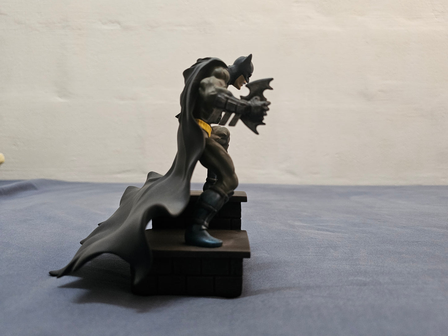 Batman Hand-Painted Coldcast Mini-Statue( Bisley)