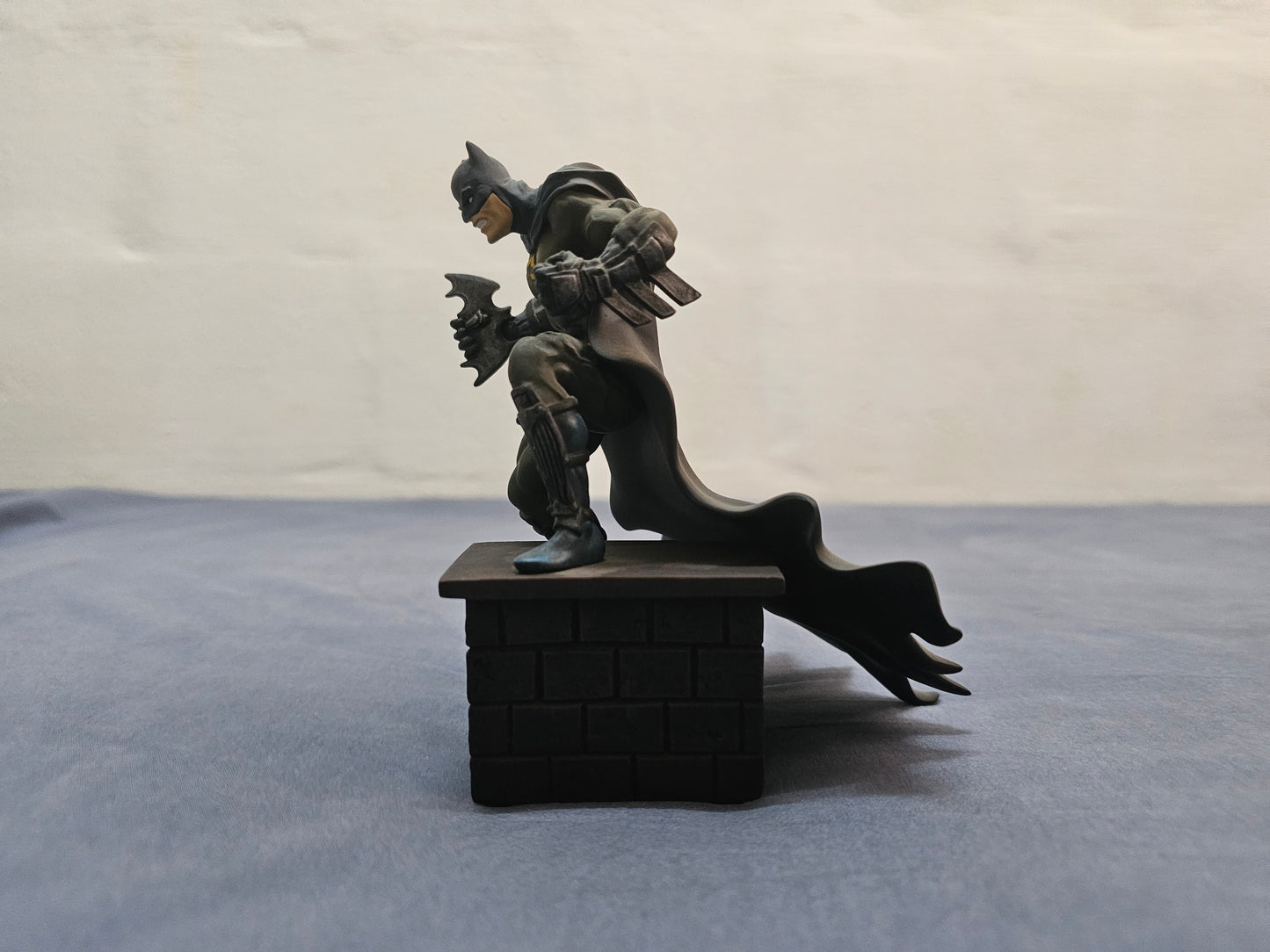 Batman Hand-Painted Coldcast Mini-Statue( Bisley)