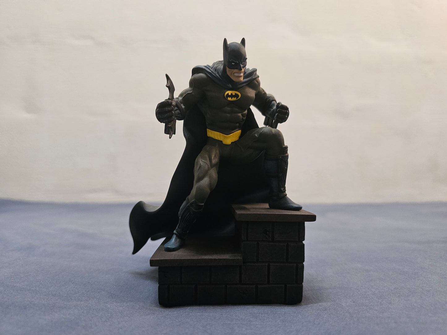 Batman Hand-Painted Coldcast Mini-Statue( Bisley)