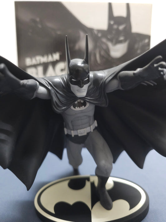 Batman Black & White Statue: Marshall Rogers